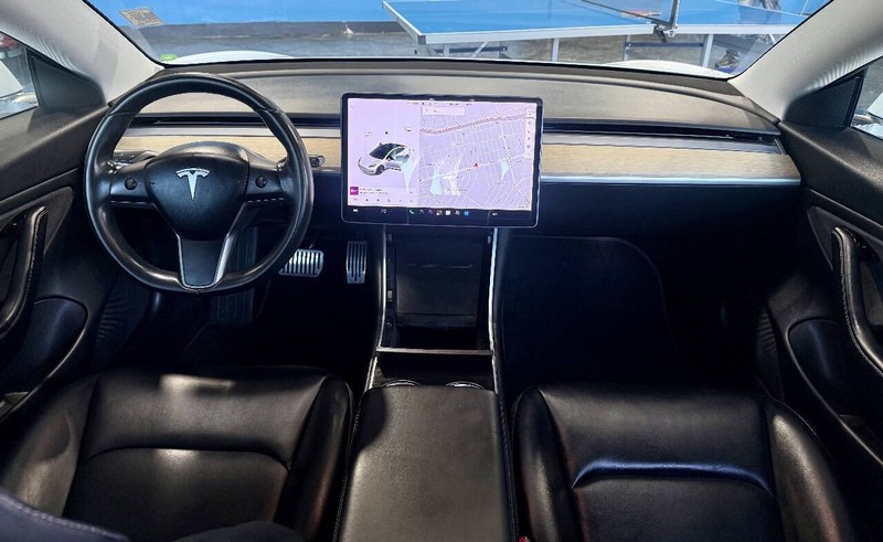 Tesla Model 3 Vehicle Full-screen Gallery Image 09
