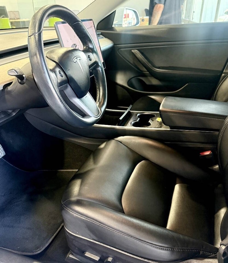 Tesla Model 3 Vehicle Full-screen Gallery Image 12