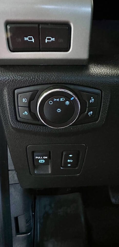 Ford F-150 Vehicle Full-screen Gallery Image 08