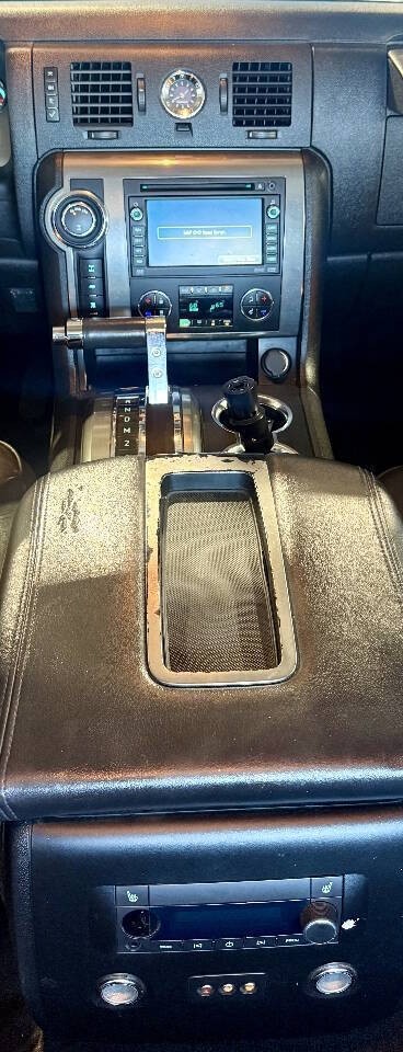 HUMMER H2 Vehicle Full-screen Gallery Image 10