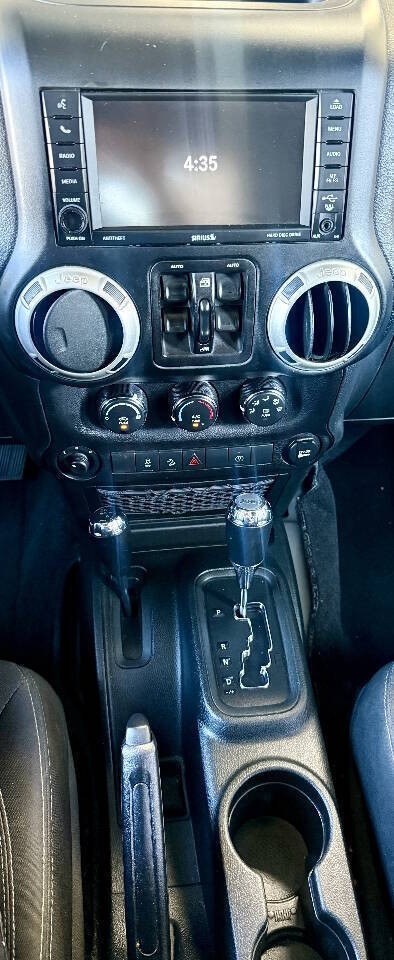 Jeep Wrangler JK Unlimited Vehicle Full-screen Gallery Image 06
