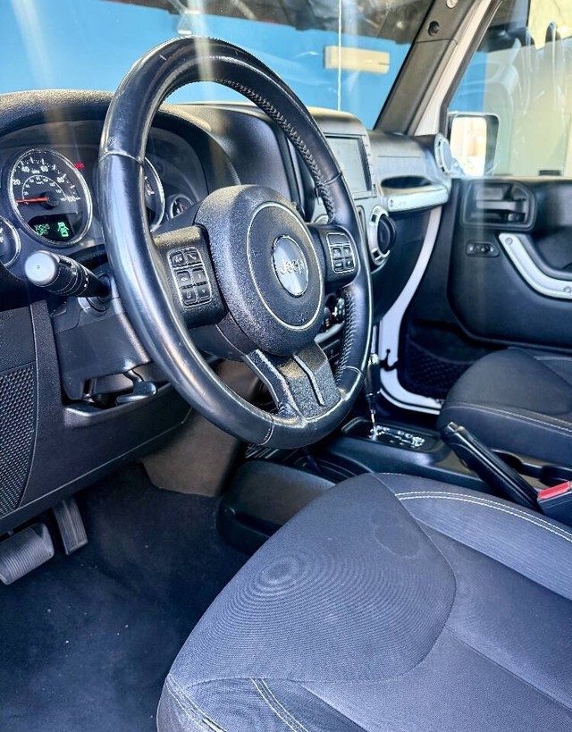Jeep Wrangler JK Unlimited Vehicle Full-screen Gallery Image 09