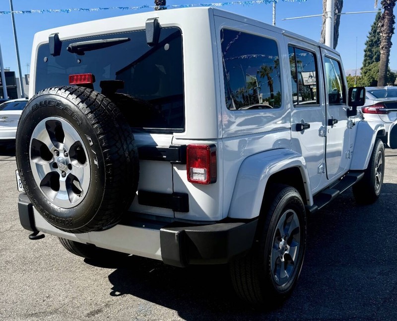 Jeep Wrangler JK Unlimited Vehicle Full-screen Gallery Image 05