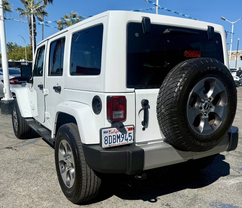 Jeep Wrangler JK Unlimited Vehicle Full-screen Gallery Image 06
