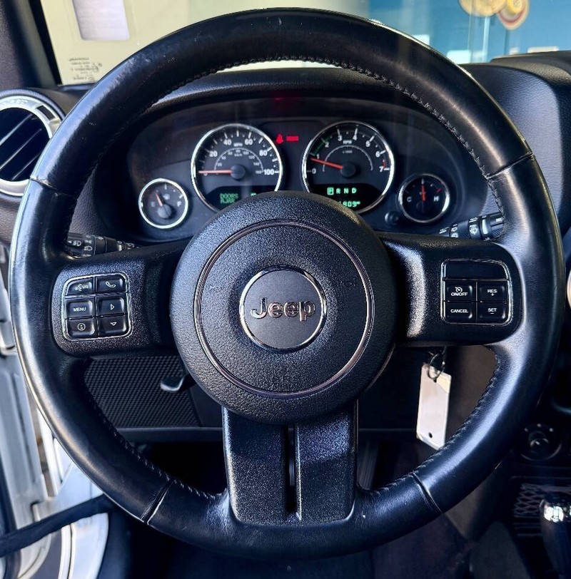 Jeep Wrangler JK Unlimited Vehicle Full-screen Gallery Image 09
