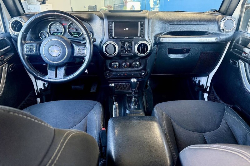 Jeep Wrangler JK Unlimited Vehicle Full-screen Gallery Image 10