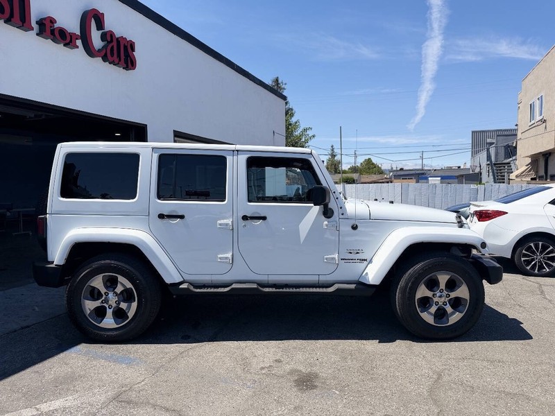Jeep Wrangler JK Unlimited Vehicle Full-screen Gallery Image 12