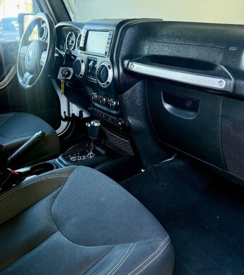 Jeep Wrangler JK Unlimited Vehicle Full-screen Gallery Image 14