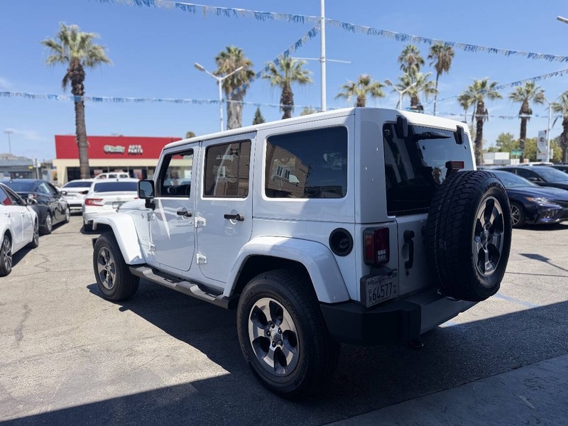 Jeep Wrangler JK Unlimited Vehicle Full-screen Gallery Image 16