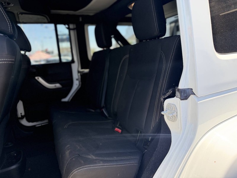Jeep Wrangler JK Unlimited Vehicle Full-screen Gallery Image 20