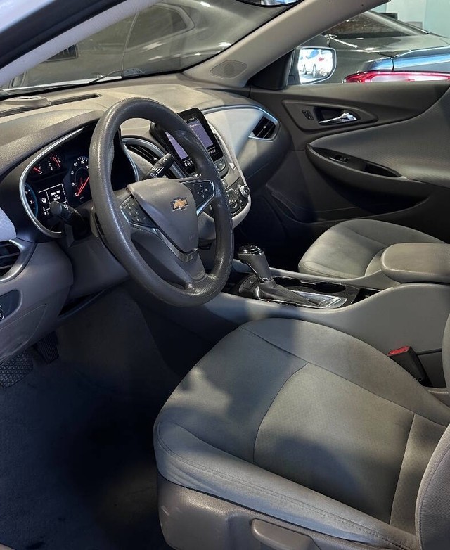 Chevrolet Malibu Vehicle Full-screen Gallery Image 12