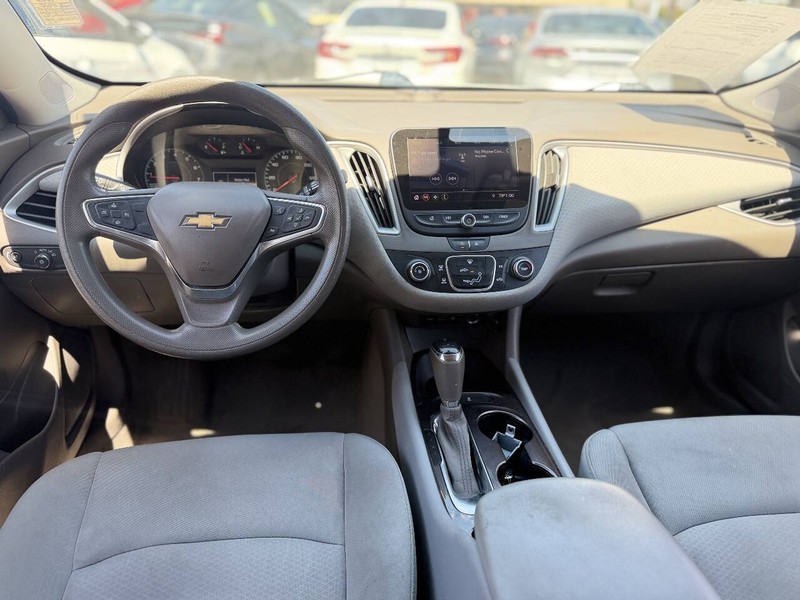 Chevrolet Malibu Vehicle Full-screen Gallery Image 12