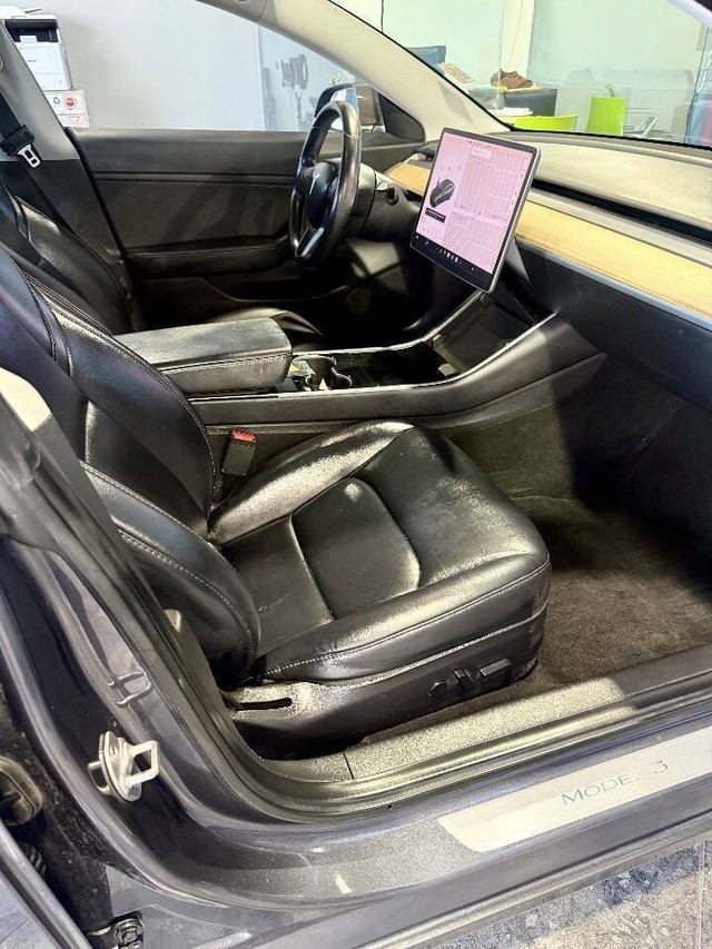 Tesla Model 3 Vehicle Full-screen Gallery Image 08