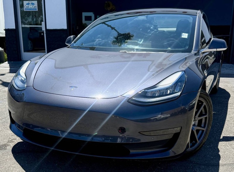 Tesla Model 3 Vehicle Full-screen Gallery Image 02