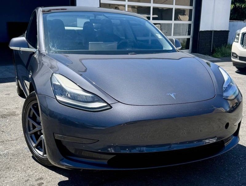 Tesla Model 3 Vehicle Full-screen Gallery Image 03