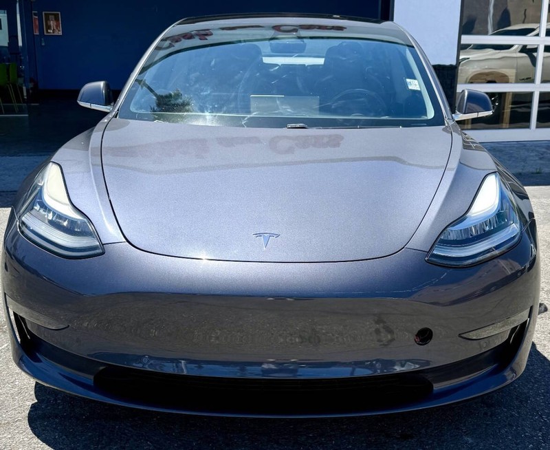 Tesla Model 3 Vehicle Full-screen Gallery Image 04