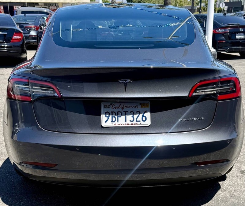 Tesla Model 3 Vehicle Full-screen Gallery Image 05
