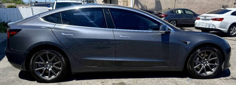 Tesla Model 3 Vehicle Full-screen Gallery Image 06