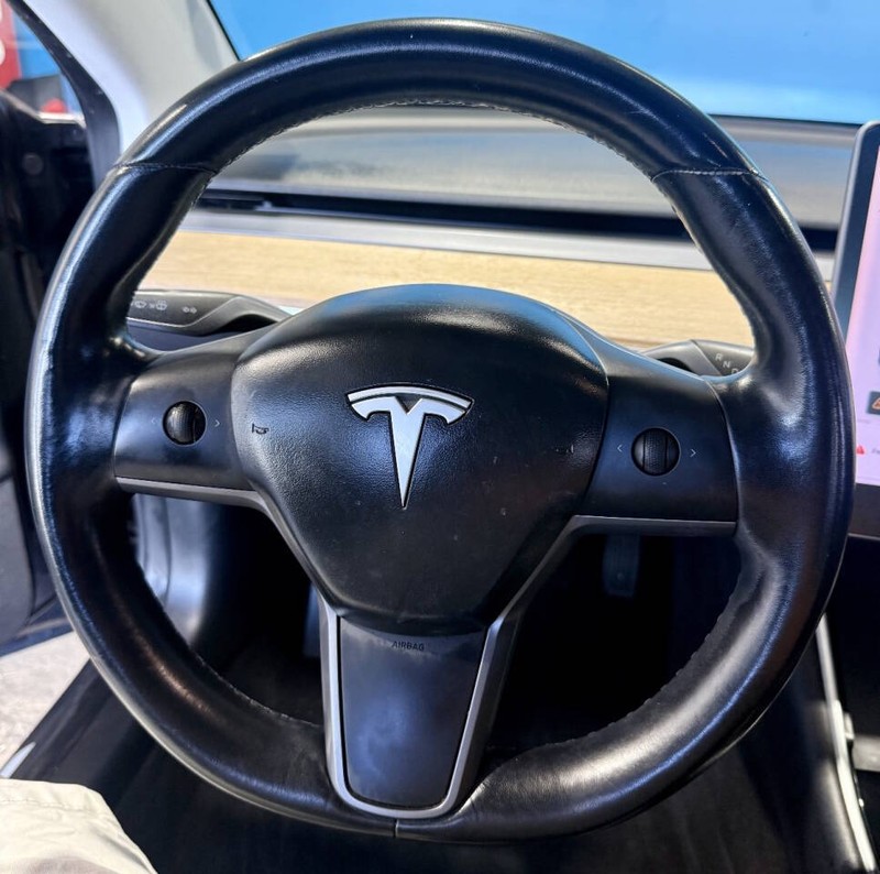 Tesla Model 3 Vehicle Full-screen Gallery Image 07