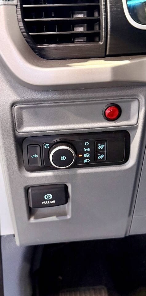 Ford F-150 Vehicle Full-screen Gallery Image 17