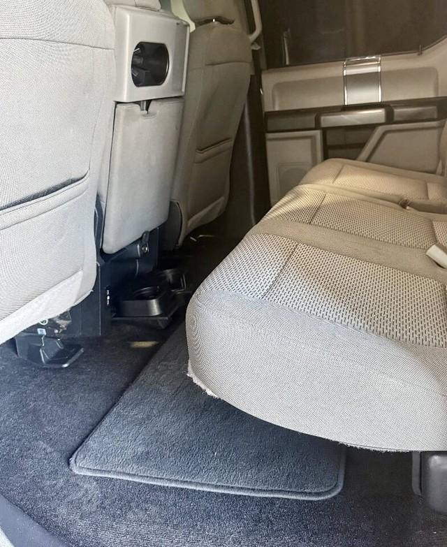 Ford F-150 Vehicle Full-screen Gallery Image 16