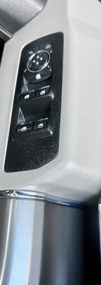 Ford F-150 Vehicle Full-screen Gallery Image 19