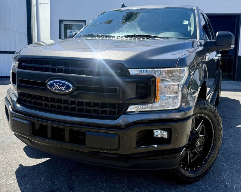 Ford F-150 Vehicle Full-screen Gallery Image 02