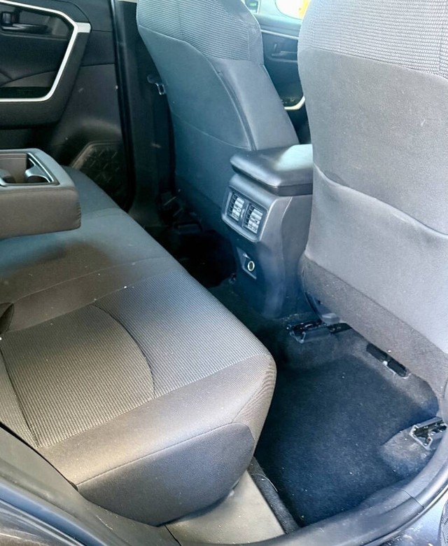 Toyota RAV4 Vehicle Full-screen Gallery Image 08