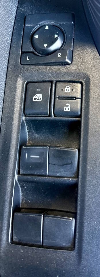 Toyota RAV4 Vehicle Full-screen Gallery Image 09