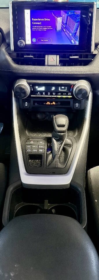 Toyota RAV4 Vehicle Full-screen Gallery Image 11