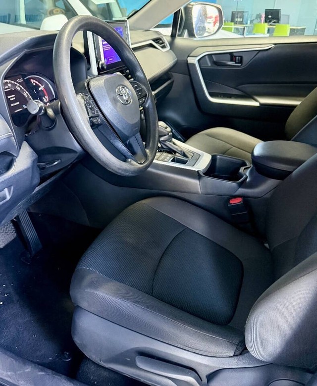 Toyota RAV4 Vehicle Full-screen Gallery Image 14
