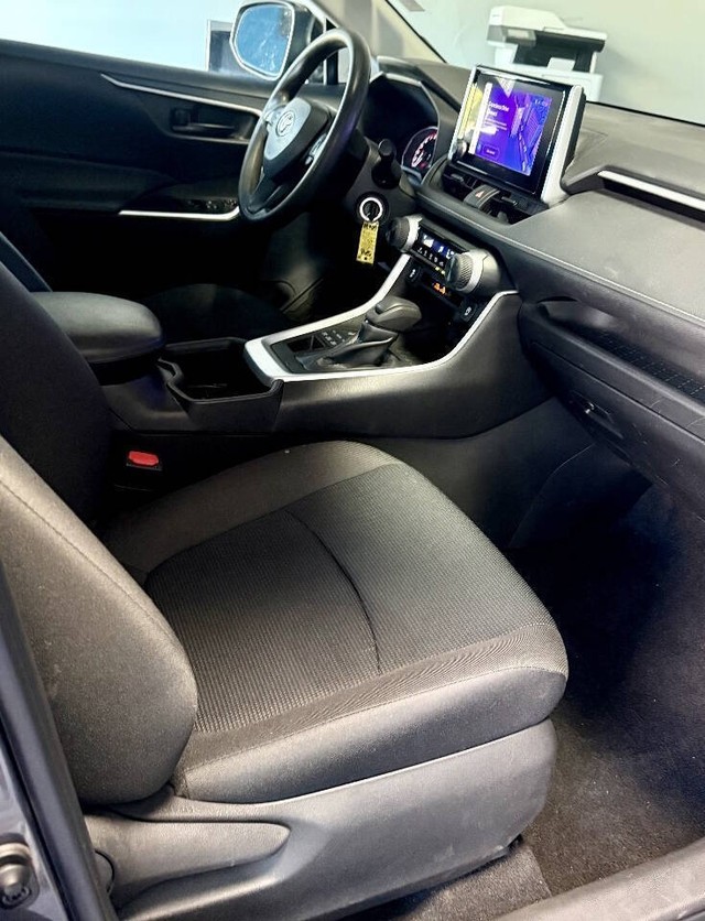 Toyota RAV4 Vehicle Full-screen Gallery Image 15