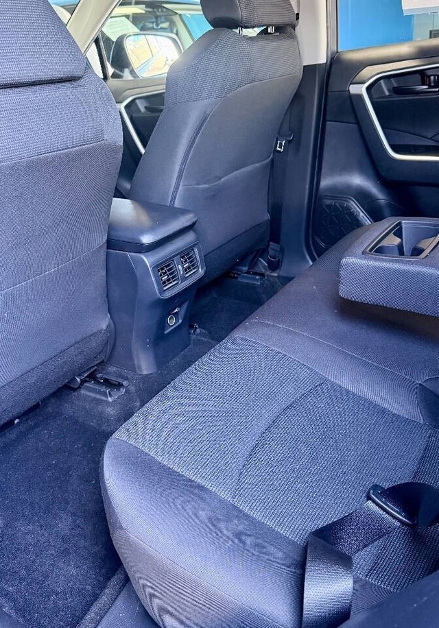 Toyota RAV4 Vehicle Full-screen Gallery Image 16