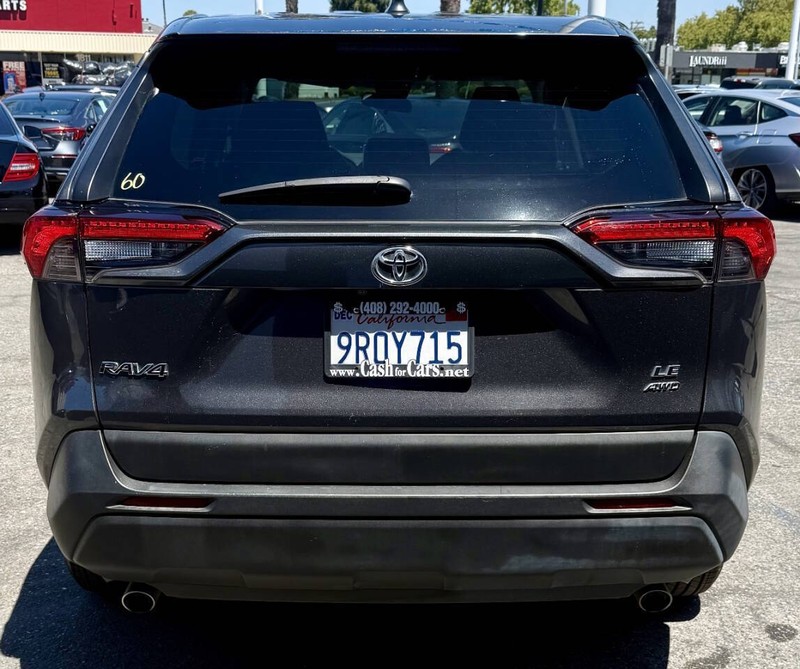 Toyota RAV4 Vehicle Full-screen Gallery Image 05