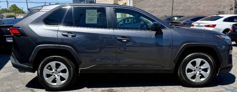 Toyota RAV4 Vehicle Full-screen Gallery Image 09