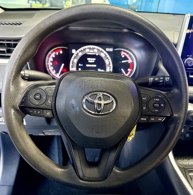 Toyota RAV4 Vehicle Full-screen Gallery Image 10