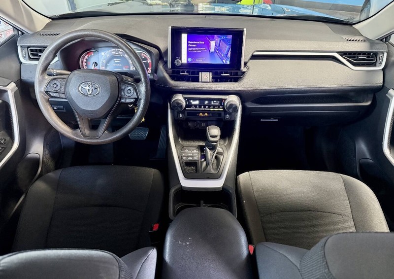 Toyota RAV4 Vehicle Full-screen Gallery Image 12