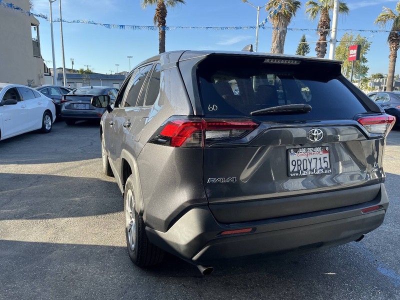 Toyota RAV4 Vehicle Full-screen Gallery Image 15