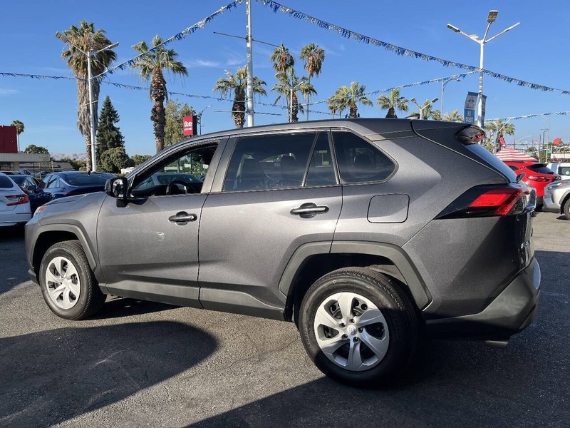 Toyota RAV4 Vehicle Full-screen Gallery Image 16