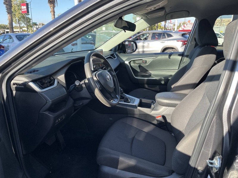 Toyota RAV4 Vehicle Full-screen Gallery Image 18