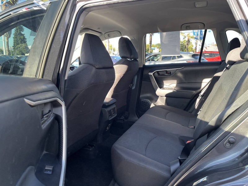 Toyota RAV4 Vehicle Full-screen Gallery Image 19