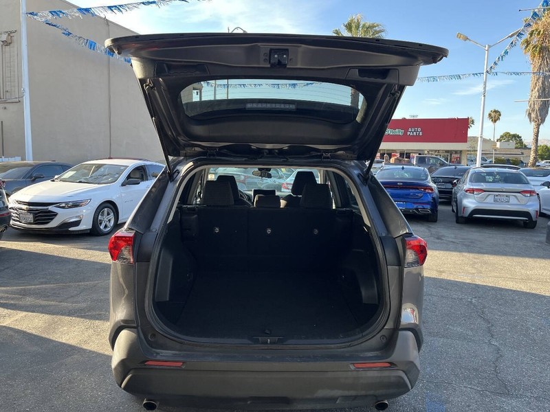 Toyota RAV4 Vehicle Full-screen Gallery Image 20