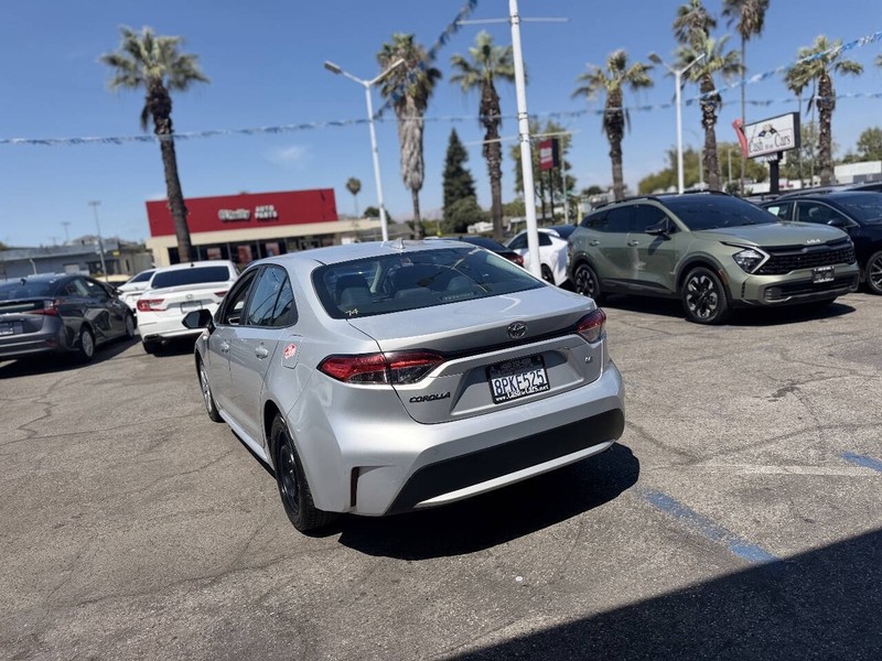 Toyota Corolla Vehicle Full-screen Gallery Image 17