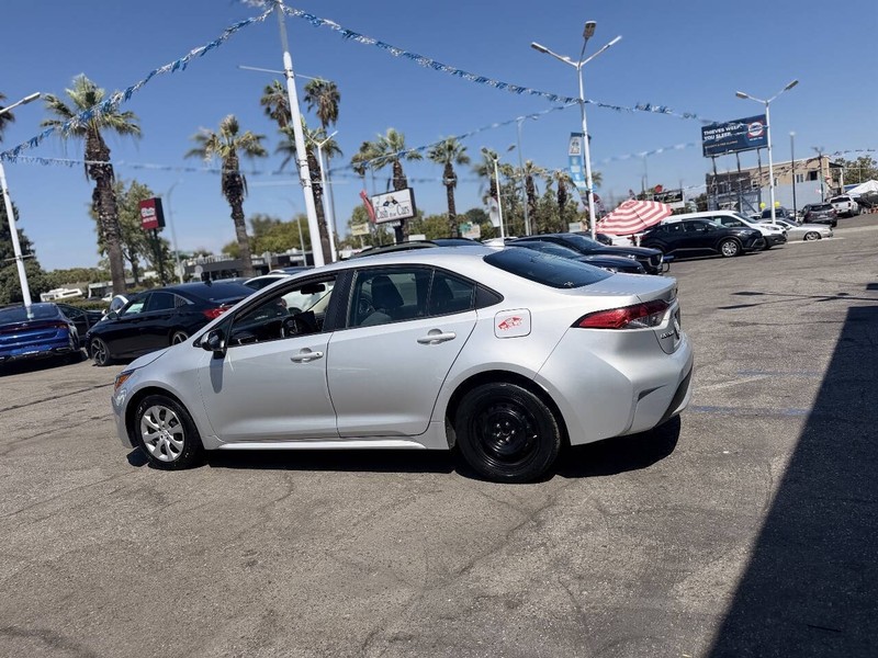 Toyota Corolla Vehicle Full-screen Gallery Image 18