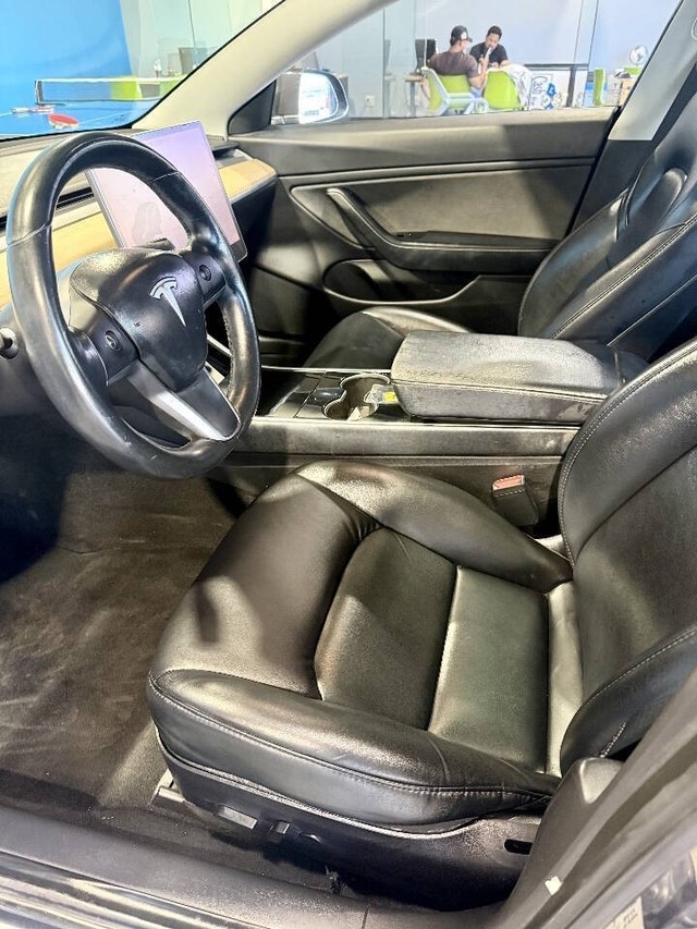 Tesla Model 3 Vehicle Full-screen Gallery Image 13