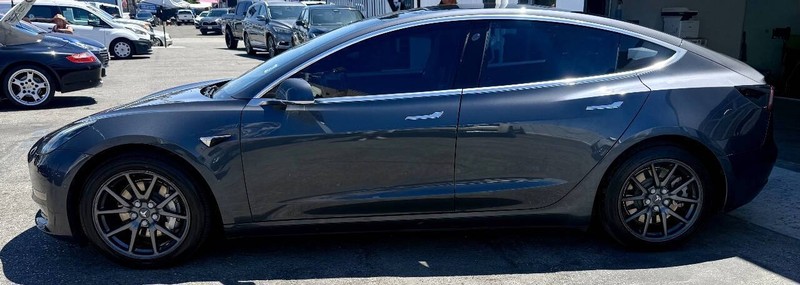 Tesla Model 3 Vehicle Full-screen Gallery Image 08