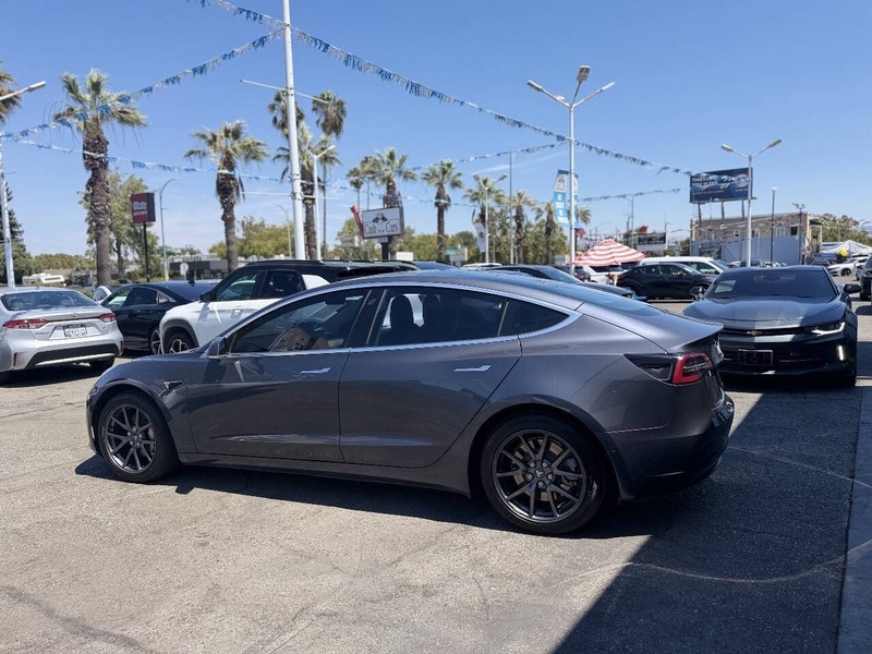 Tesla Model 3 Vehicle Full-screen Gallery Image 11