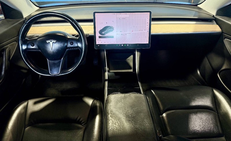 Tesla Model 3 Vehicle Full-screen Gallery Image 12