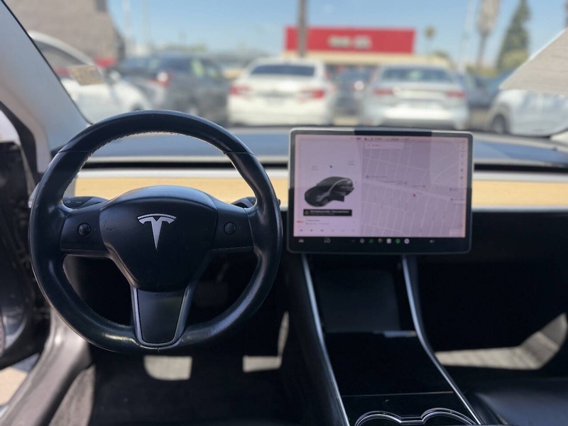 Tesla Model 3 Vehicle Full-screen Gallery Image 15