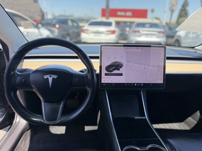 Tesla Model 3 Vehicle Full-screen Gallery Image 16